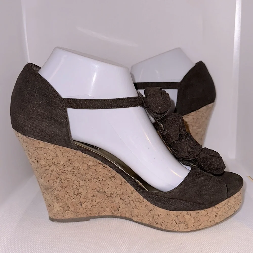 Steve Madden Brown Fabric and Cork Wedges with Rosettes Size 8 - GUC
